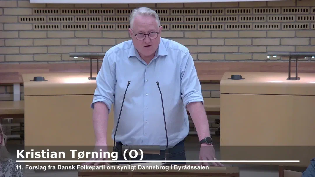 Kristian Tørning på talerstolen i byrådssalen under forslaget om synligt Dannebrog