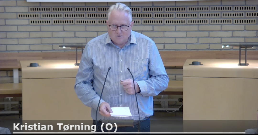 Kristian Tørning på talerstolen i Gladsaxe Byråd under førstebehandlingen af budget 2027-2030